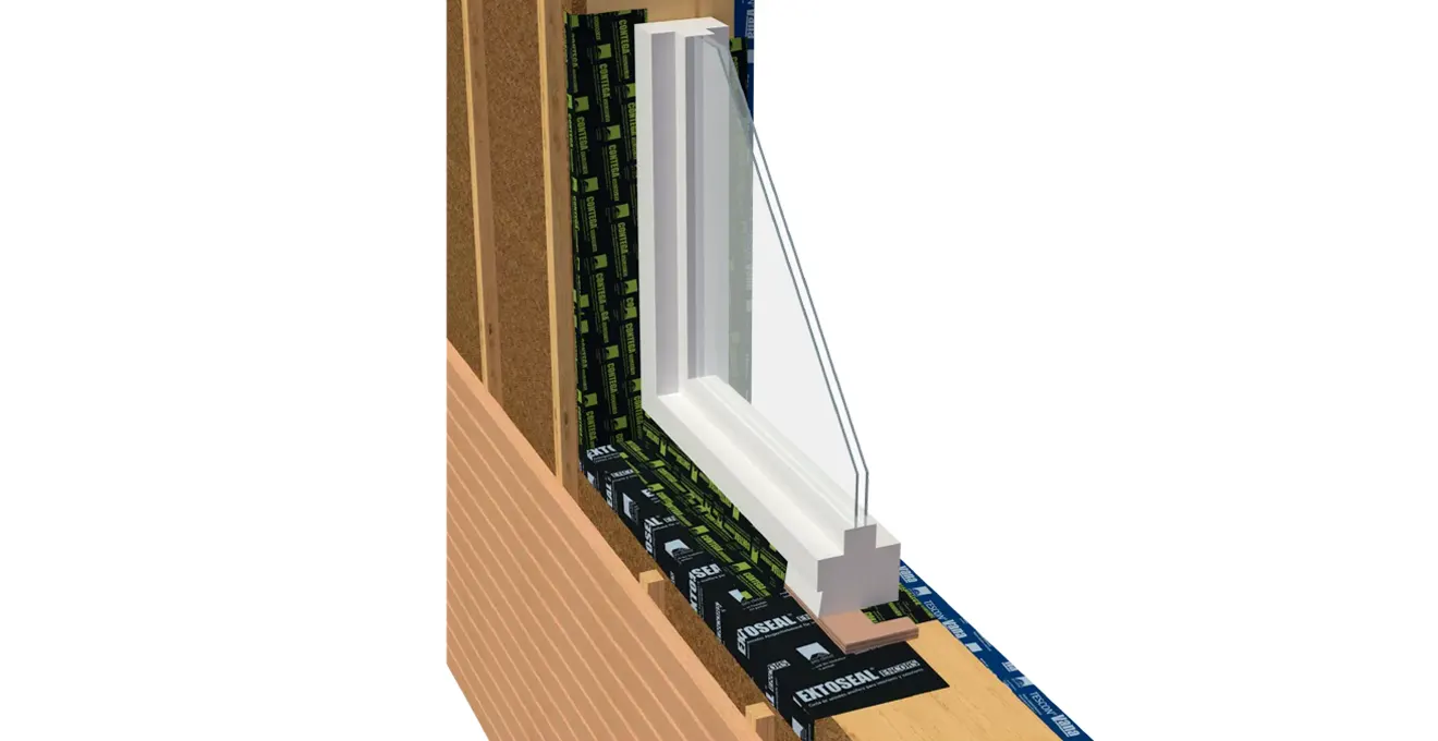 Gros plan sur les mains gantées d'un technicien appliquant de la mousse isolante expansive autour du cadre intérieur d'une fenêtre